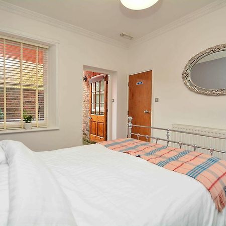 The Location- 1 Free Private Parking Space - 60 Second Walk 2 Minster! 요크 외부 사진