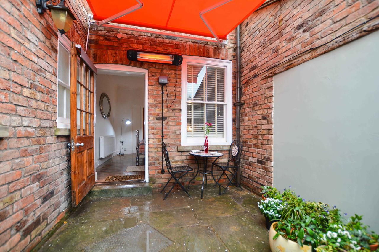 The Location- 1 Free Private Parking Space - 60 Second Walk 2 Minster! 요크 외부 사진