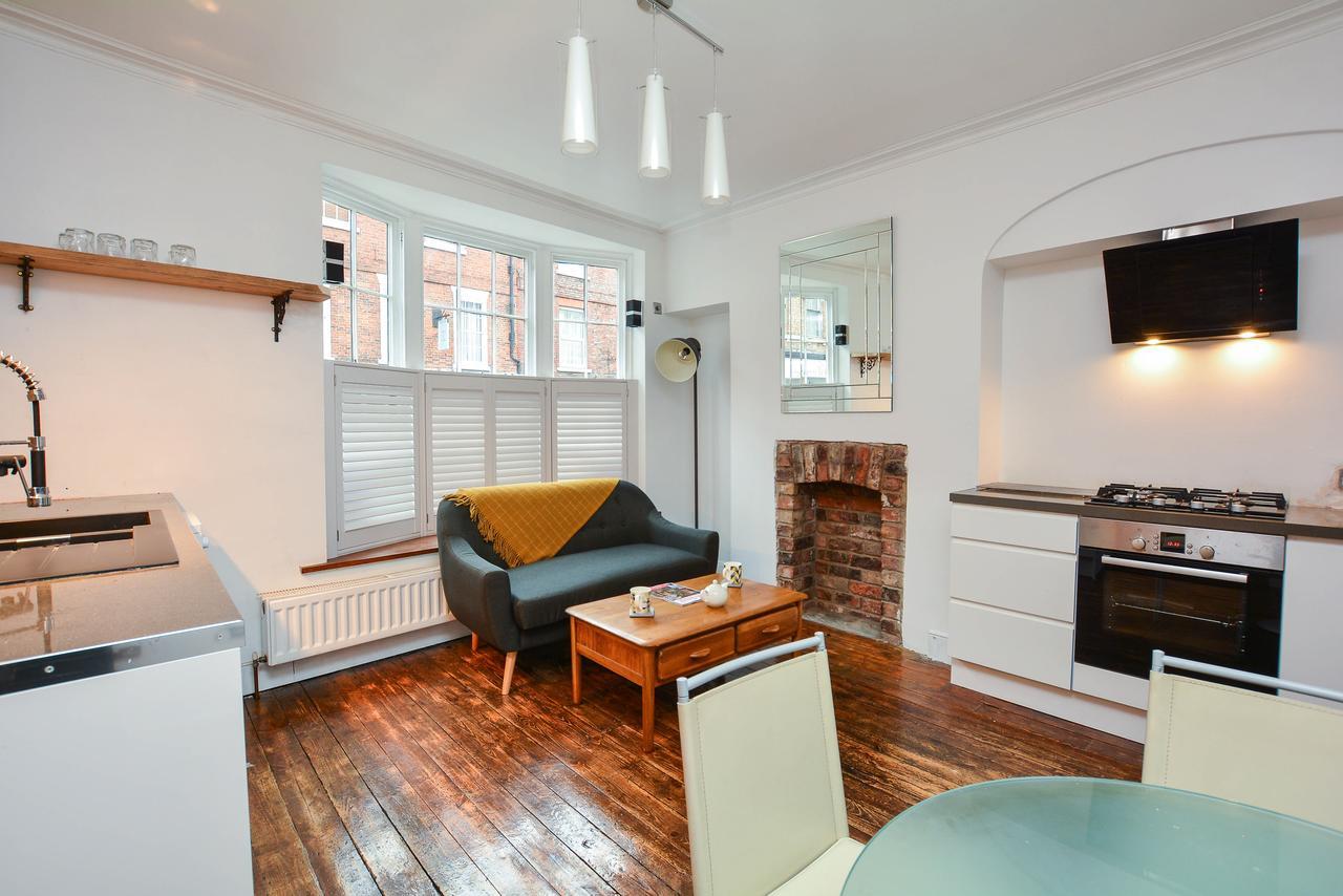 The Location- 1 Free Private Parking Space - 60 Second Walk 2 Minster! 요크 외부 사진