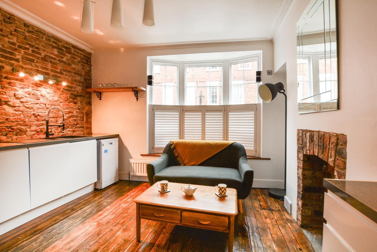 The Location- 1 Free Private Parking Space - 60 Second Walk 2 Minster! 요크 외부 사진